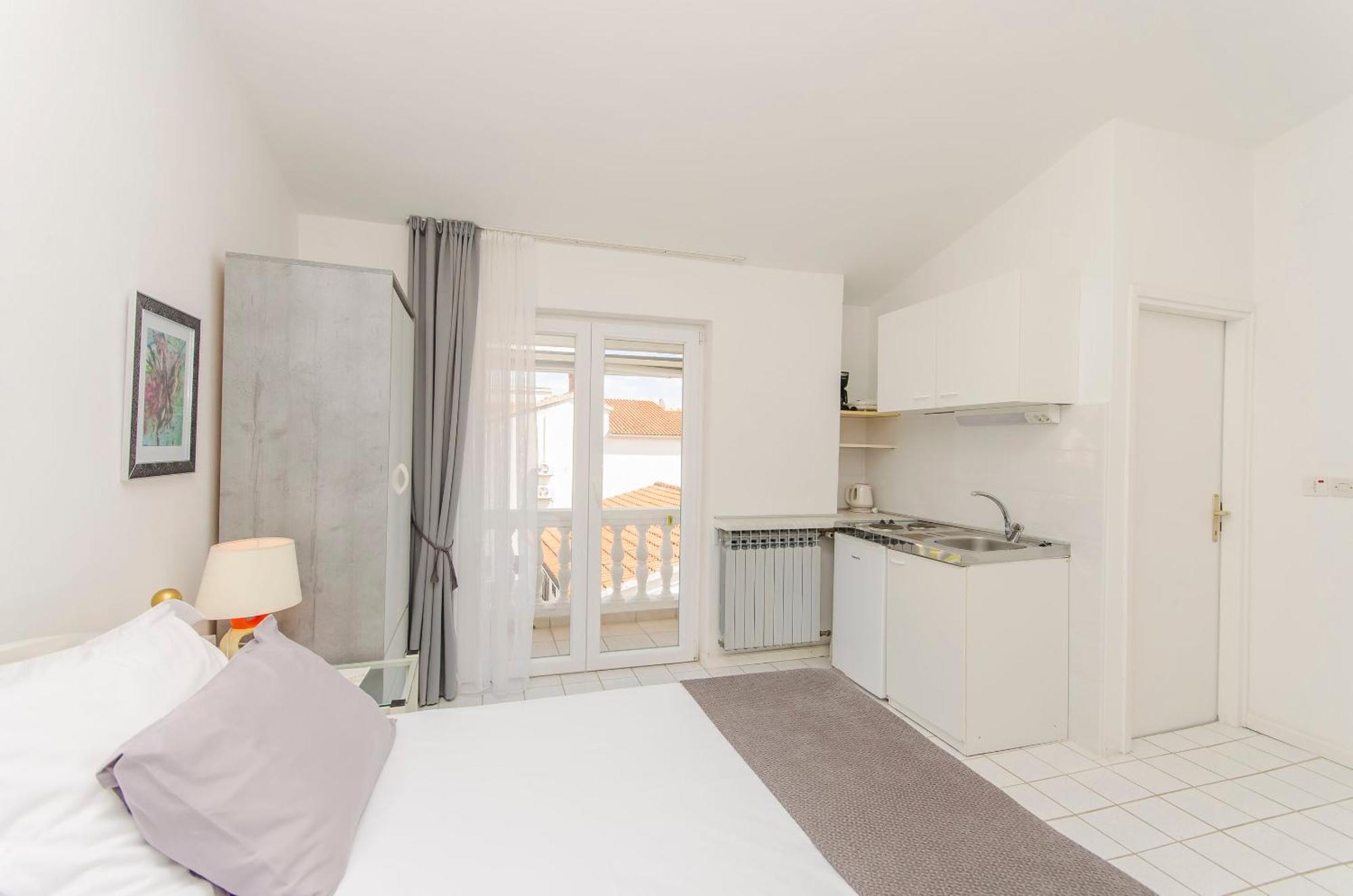Apartments And Rooms On The Beach Vodice Buitenkant foto