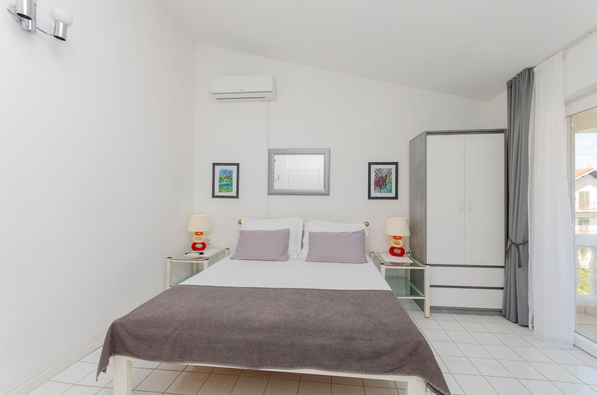 Apartments And Rooms On The Beach Vodice Buitenkant foto